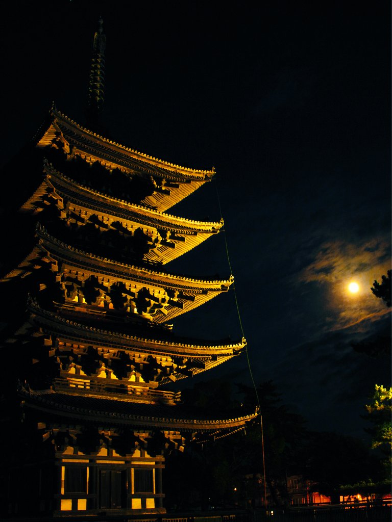 甍 (いらか) に宿る  月の雫