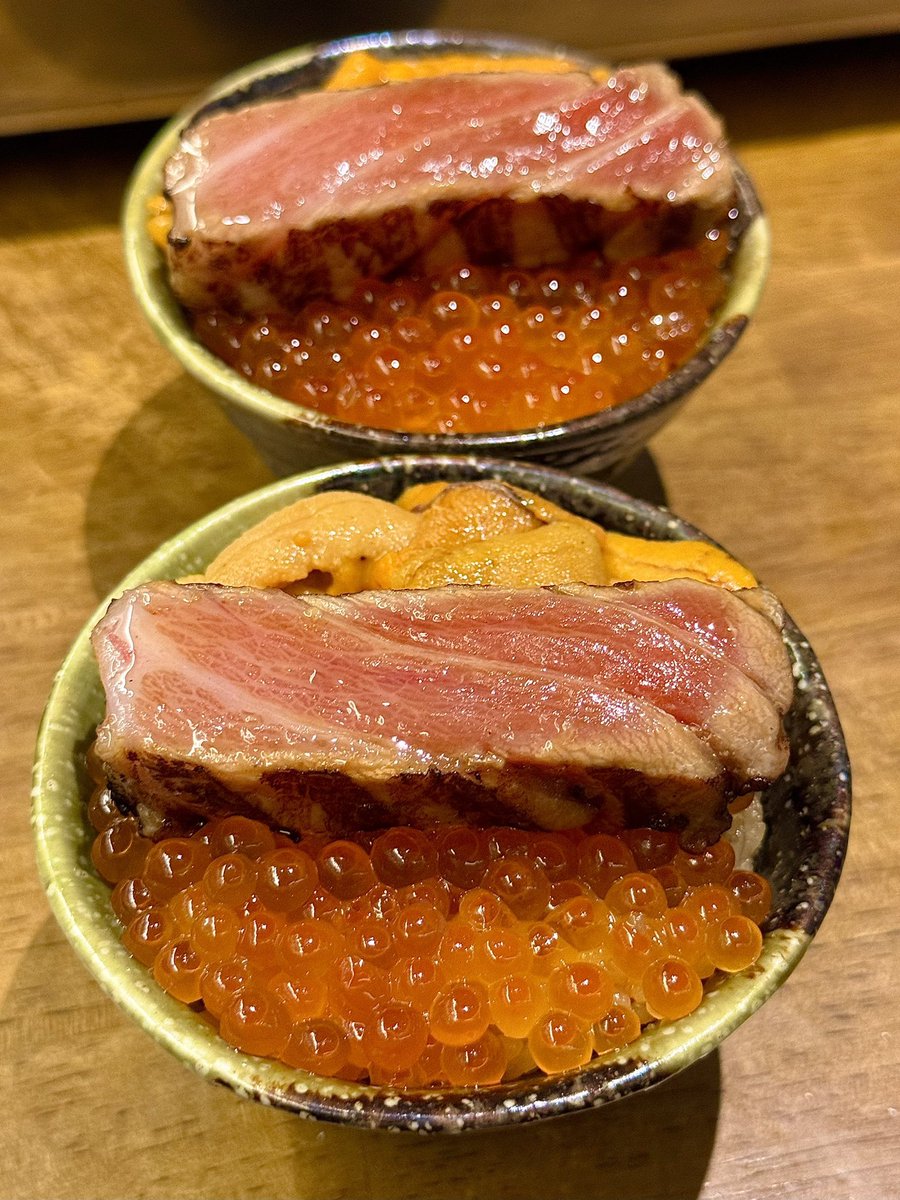 tabe_megumi's tweet photo. 魚を焼肉のように食べられる🐟
【焼きうお いし川】

名物！至福の三色丼
甘い雲丹といくらの上に、ロースターで
炙った大トロの脂がとけだしてくる🤤

ごはんの赤シャリはおかわりし放題🍚
築地、六本木、名古屋で食べられます！ https://t.co/1JwfHViWNo