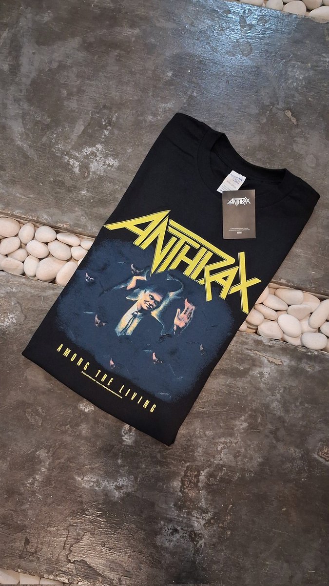 Judul album dan karakter utama yang digambarkan pada kaos ini terinspirasi oleh novel Stephen King, The Stand. Sosok tersebut didasarkan pada tokoh antagonis dalam novel, Pendeta Henry Kane.

#Anthrax #AmongtheLiving #OfficialMerch #RockstarCity #JajanRock