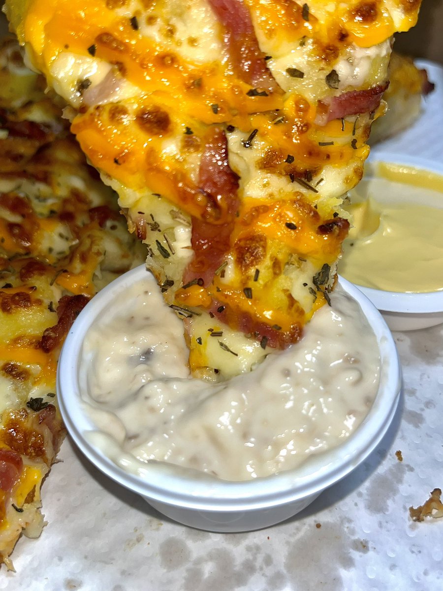 피자스쿨 오지치즈포테이토피자 드실 때 갈릭디핑만으로는 성에 안찬다. 더 다채로운 풍미가 필요하다 하시는 분들. 트러플 좋아하시면 >>트러플마요소스<< 추가 해보셔요 고가브랜드도 아닌데 트러플 맛이 이렇게 진할 수가 있나 싶고 버섯인지 양파인지? 되직하게 갈아놔서 씹는 맛도 좋습니다예..