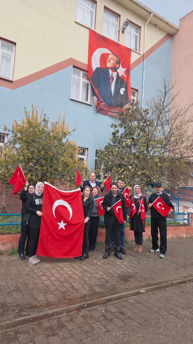cinehem09's tweet photo. #BayraklaBaşlayanOkul 
#tcmeb 
#yusuftekin 
#korhankaraca7 https://t.co/c0y57ZQ7j1