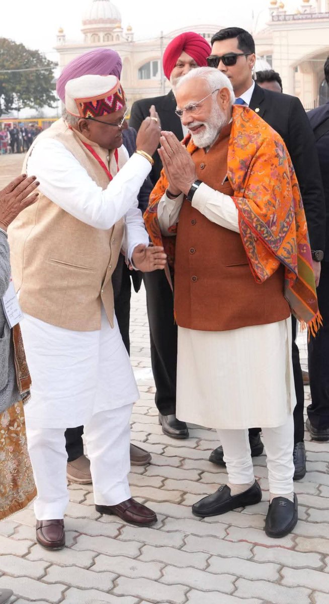 RamGejja's tweet photo. ਮਾਨਯੋਗ ਦੇਸ਼ ਦੇ ਪ੍ਰਧਾਨ ਮੰਤਰੀ ਸ੍ਰੀ @narendramodi ਜੀ ਦਾ ਪੰਜਾਬ (ਡੇਰਾ ਬੱਲਾਂ ਜਲੰਧਰ) ਪਹੁੰਚਣ ਤੇ ਸਵਾਗਤ ਕੀਤਾ ਅਤੇ ਉਹਨਾਂ ਨੂੰ ਜੀ ਆਇਆਂ ਨੂੰ ਆਖਿਆ। https://t.co/3zc03BUIDT