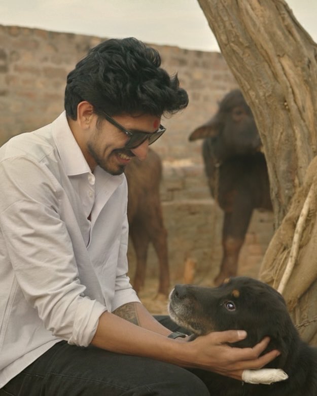 rohtashkhileri's tweet photo. “दुनिया के लिए मैं एक वर्ल्ड रिकॉर्ड होल्डर हूँ, लेकिन इस मासूम जान के लिए मैं सिर्फ उसका वो यार हूँ जो 36 दिनों से घर नहीं लौटा था।

रॉकी—ये सिर्फ मेरा कुत्ता नहीं, मेरा वो ट्रेनिंग पार्टनर है जिसने मेरी इस कामयाबी की नींव रखी है। 

जब दुनिया सो रही होती थी, तब सुबह मेरे बिस्तर से उठने से पहले ये मेरे सिरहाने खड़ा होता था। 

अगर कमरे का दरवाज़ा बंद होता, तो अपने पंजों से गेट पर पाँव मारकर मुझे जगाता था कि ‘उठ रोहताश, मंज़िल इंतज़ार कर रही है!’ 🏃‍♂️🔥

मेरी हर रनिंग, हर पसीने की बूंद और ट्रेनिंग के हर मुश्किल घंटे में ये साये की तरह मेरे साथ रहा।

36 दिन तक माउंट एलब्रस की उन जानलेवा बर्फीली वादियों में जहाँ मौत का सन्नाटा था, मुझे रॉकी की वो ‘गेट खटखटाने’ वाली आवाज़ याद आती थी। 

मुझे पता था कि कोई घर पर मेरा इंतज़ार कर रहा है, कोई है जो चाहता है कि मैं वापस आऊं और फिर से उसके साथ दौड़ूँ। 🏔️❄️

आज जब 36 दिन बाद घर लौटा, तो इसकी आँखों की चमक और इसकी ख़ुशी ने बता दिया कि असली सुकून क्या होता है। 

गुरु जम्भेश्वर भगवान की कृपा से आज मैं ज़िंदा और विजयी लौटा हूँ, तो सिर्फ इसलिए क्योंकि दुआएं और वफादारी मेरे साथ थी। 🙏🧿

सफलता के शिखर पर पहुँचने के लिए सिर्फ पैरों में दम नहीं, साथ में ऐसे वफादार साथी की ज़रूरत होती है जो आपको गिरने न दे।

वफ़ादारी अगर सीखनी है, तो इनसे सीखो जो बिना बोले सब कुछ कह जाते हैं। My Comeback is My Definition. 🫡🐶❤️