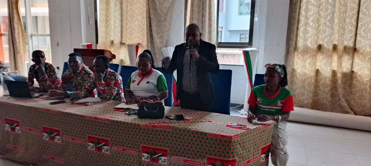 CnddG2737's tweet photo. *Hon Rucaragi Amédée* yibukije uruhara rw'abo mwiterambere ry'igihugu abahamagarira gukinga n'ukuzitira #igihugu. Yarazishimiye  kuruhara zerekana mu bikorwa vy'iterambere ry'intara, yarangije ah'ikaze Imbonerakure zije gutangura amakaminuza . @CnddFddGitega @CnddFdd https://t.co/esQAwdaNgX