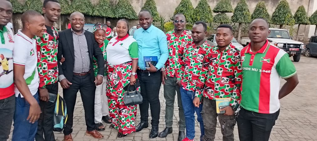 CnddG2737's tweet photo. *Hon Rucaragi Amédée* yibukije uruhara rw'abo mwiterambere ry'igihugu abahamagarira gukinga n'ukuzitira #igihugu. Yarazishimiye  kuruhara zerekana mu bikorwa vy'iterambere ry'intara, yarangije ah'ikaze Imbonerakure zije gutangura amakaminuza . @CnddFddGitega @CnddFdd https://t.co/esQAwdaNgX