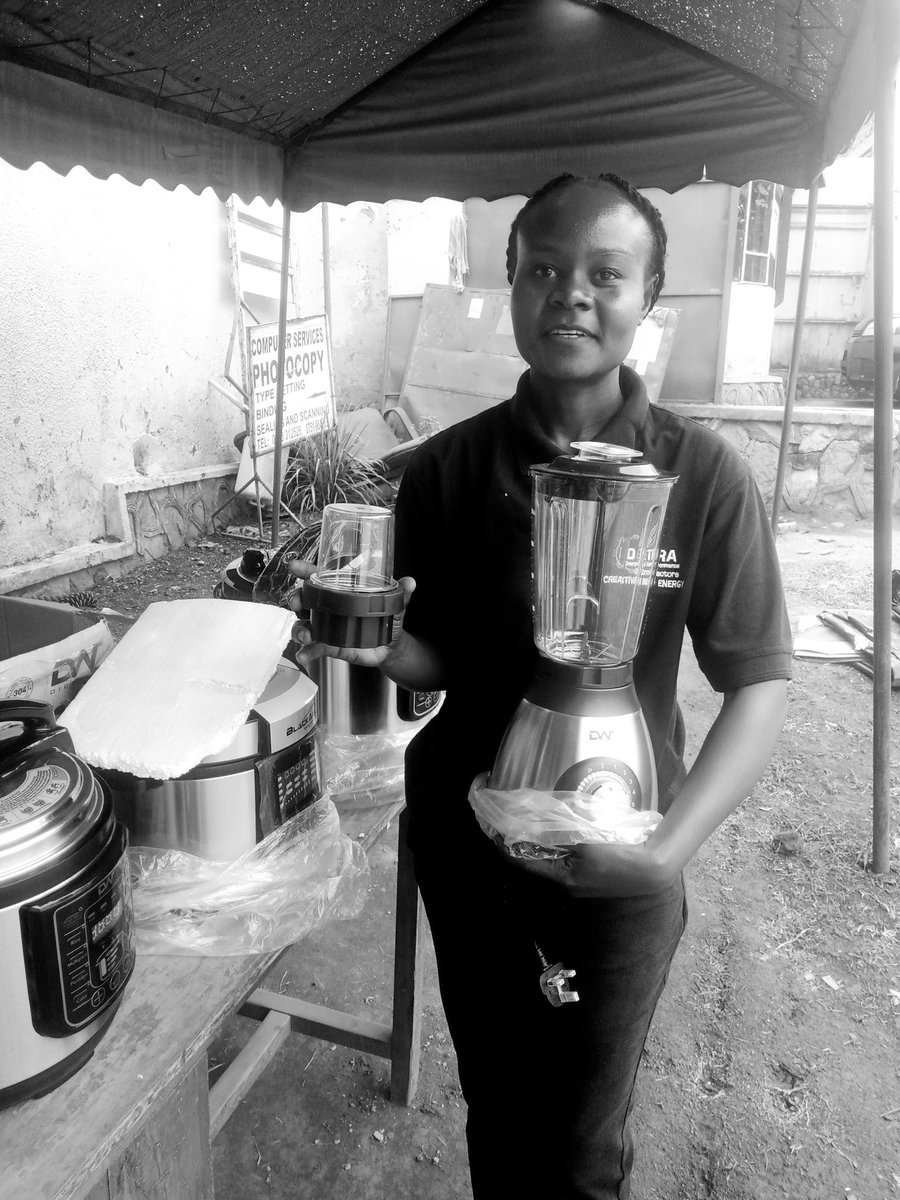 allen_namwase's tweet photo. Hello to you all, it is a fresh new day, new week, &amp; a new month, may it be as Good to us all as the word Good itself means🙏! Here to share that this morning a client picked his ordered 3 in 1 Blender, for good juice, grinds meat &amp; seals like G.nuts
#Detra🛍️ https://t.co/xKm5OwOyee