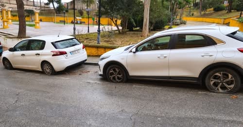 Pinchan las ruedas de más de 20 coches en las barriadas Ángel Carrillo, Los Almendros y la Atarazana periodicoadarve.com/index.php?page…