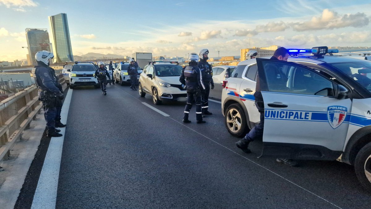 PMMarseille's tweet photo. 🚨 Ce matin, vol à main armée dans le 7e : véhicule signalé rapidement repéré par les motards PM, suivi puis immobilisé sur l’A55. Réactivité, coordination interservices et coopération inter-polices permettent l’interpellation de 4 individus par nos motards. Relais @Policenat13 https://t.co/cW8y899nic