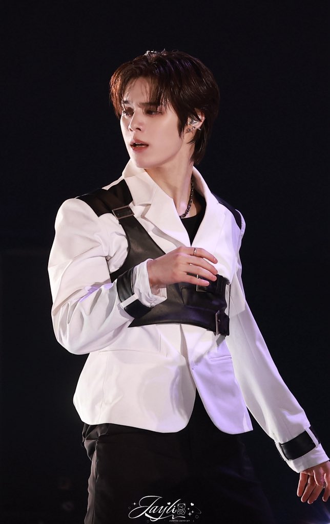 justinhourss's tweet photo. LOOK AT THEAT FACE 😭😭😭😭😭😭 IF I LOOKED LIKE THAT I'D MARRY MYSELF OR SMTH IDK https://t.co/jtLfOYO7IO