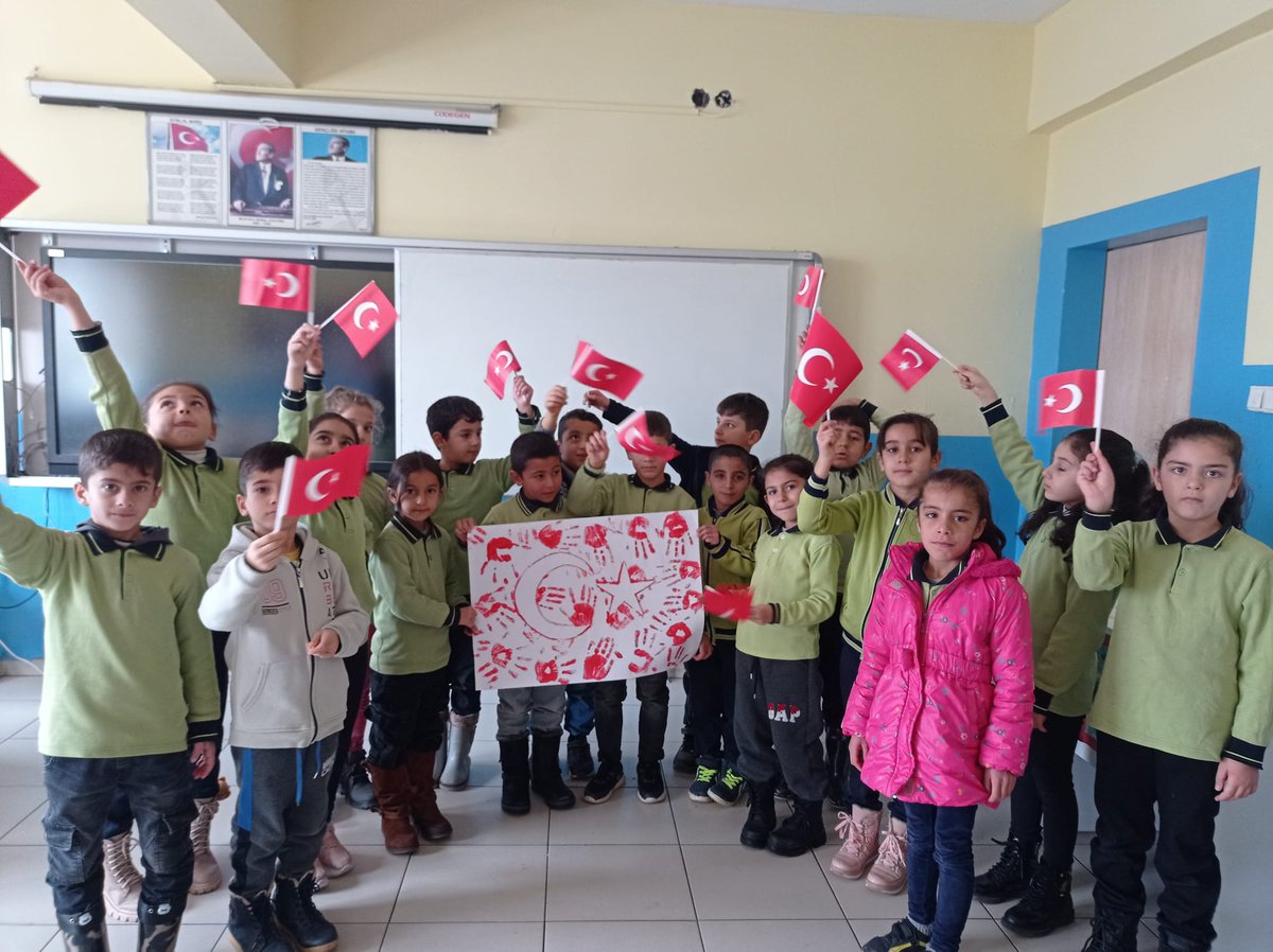 Ey mavi göklerin beyaz ve kızıl süsü,
Kız kardeşimin gelinliği, şehidimin son örtüsü,
lşık ışık, dalga dalga bayrağım
Senin destanını okudum, senin destanını yazacağım.
<a href="/OmerliMem/">Ömerli İlçe Milli Eğitim Müdürlüğü</a> <a href="/mardinilmem/">Mardin İl Millî Eğitim Müdürlüğü</a>