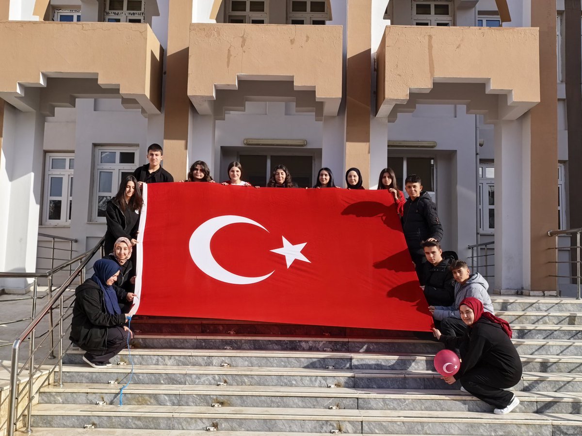 Susehri_KAAL's tweet photo. Bayrakları Bayrak yapan Üstündeki Kandır,
Toprak Uğruna Ölen Varsa VATANDIR 🇹🇷🇹🇷

#BayraklaBaşlayanOkul
#i̇stiklalbayraklai̇stikbalmaarifle
@Yusuf__Tekin
@valisimsek
@sivasmem
@erdogan_fatih66
@susehrimem 
@Erkanyldz_ https://t.co/PL3EXTlxYK