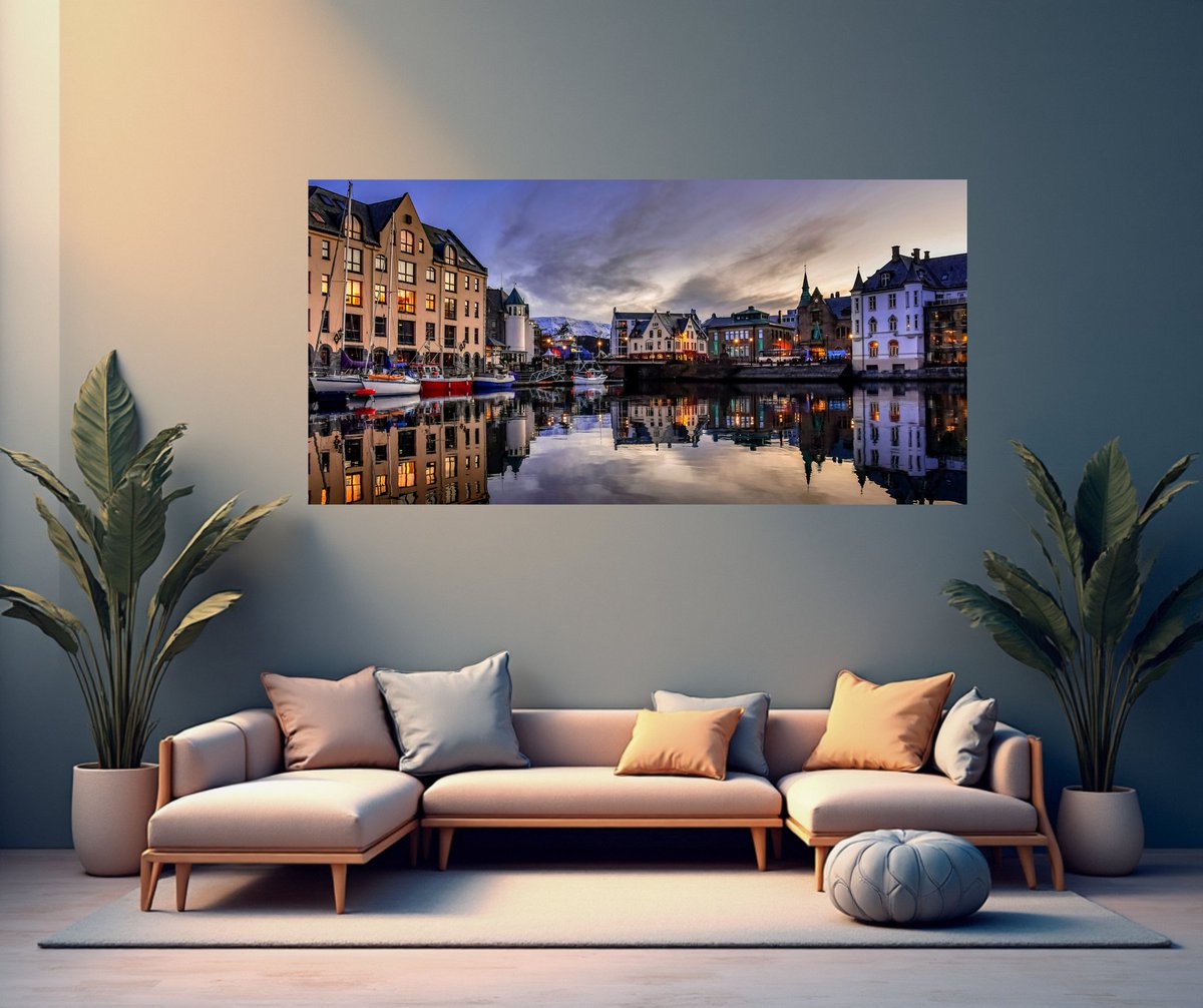 ColdNorwegian's tweet image. Aalesund Norway in somebodys livingroom 🇳🇴☀️
#happymonday