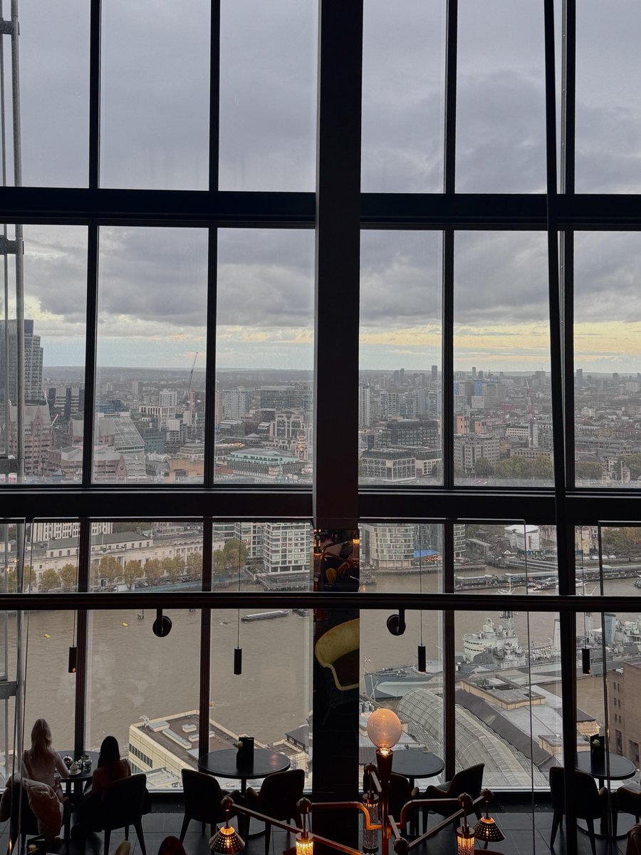 Lucky6______'s tweet photo. Standing at the window of The Shard, London is no longer bustling; only time flows beneath my feet https://t.co/bW9x5b7VdZ