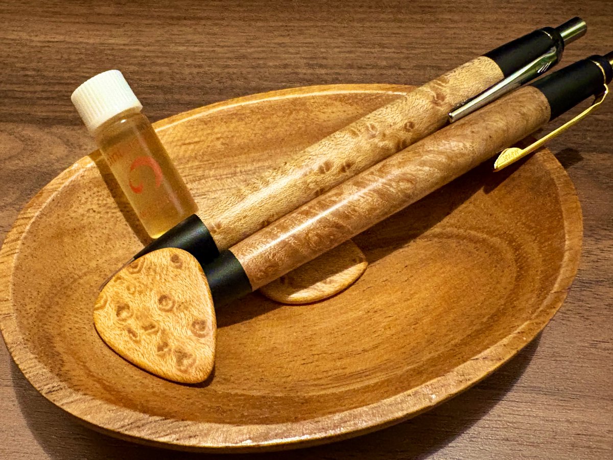 木製ペンと木製ピックのお手入れ。
杢目でうっとり。