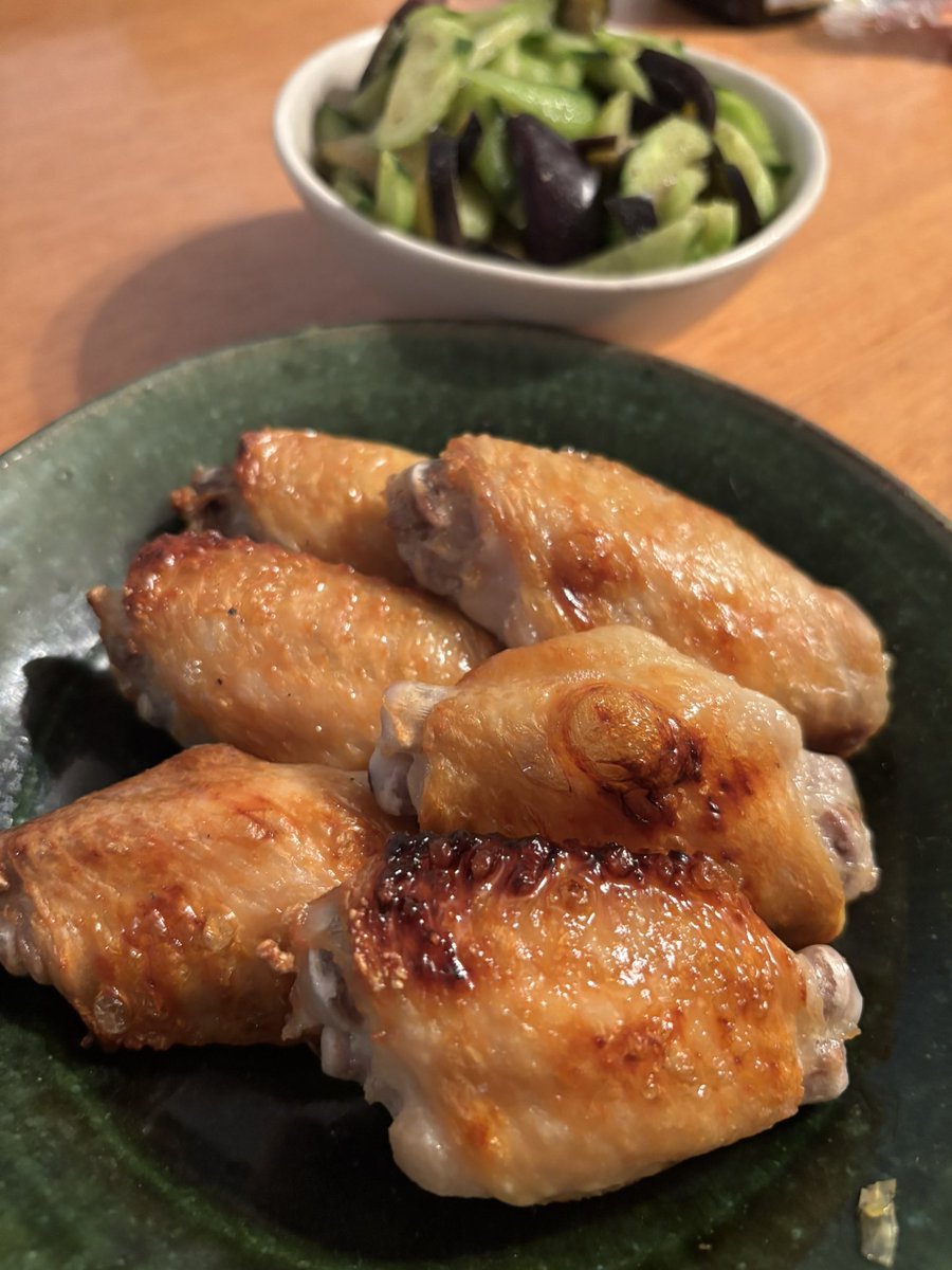 手羽中塩焼き、ぱっつぱつ！
日本酒と塩を入れてビニール袋でもみもみ、10分くらい置いて魚グリルで焼くだけ。
ケチャップとソース味も今焼いてる。