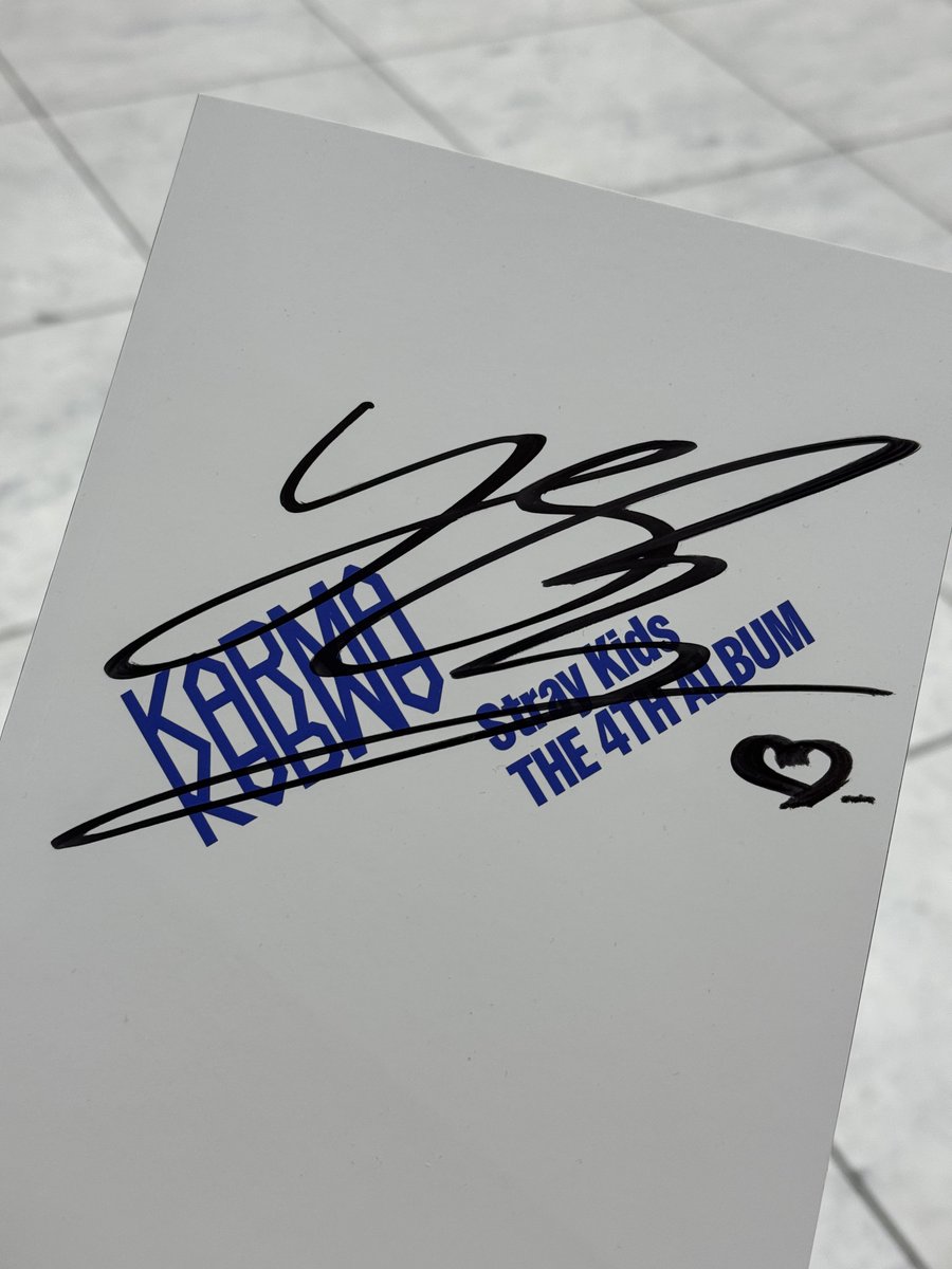 용복이가 작업하고 있다고 했던 ‘고등학생 사랑 느낌 나는 노래’ 올해 들어볼 수 있냐고 물어봣는데 
올해.. 아니면 내년에 들어볼 수 있을 거라 함! 계속 수정하고 있다고 ㅠㅠ