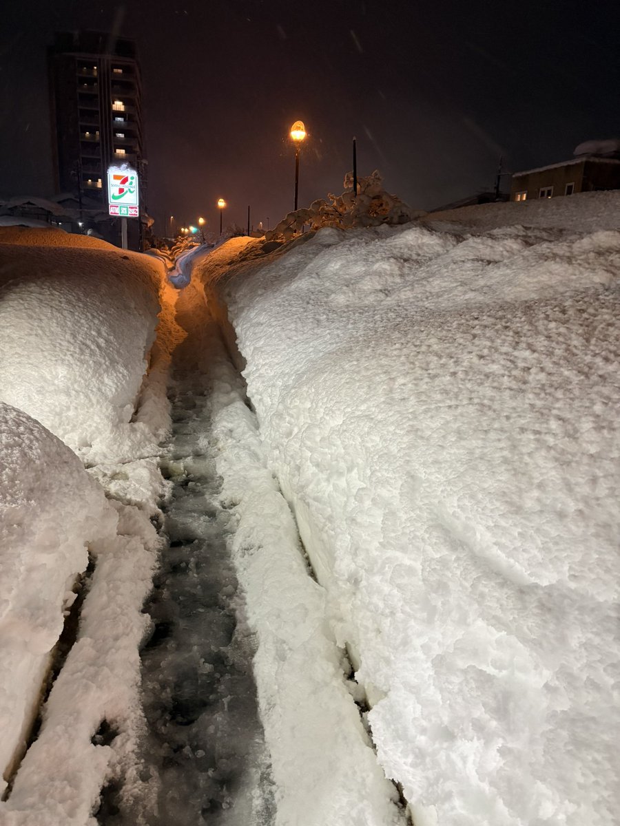yoshidayatofu's tweet photo. 信じられる？
ここ4車線道路で歩道も広いのに
今こんな
1車線で大きな中央分離帯が出来てる https://t.co/qvoUurupWC