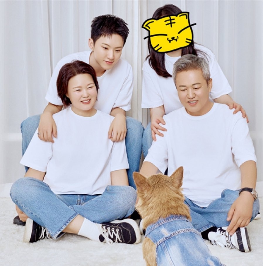 flamehanie's tweet image. KWON FAMILY NEW FAMILY PHOTO COMING FROM HOSHI MAGAZINE 2026😭🫶 WITH LATTE AAAAA