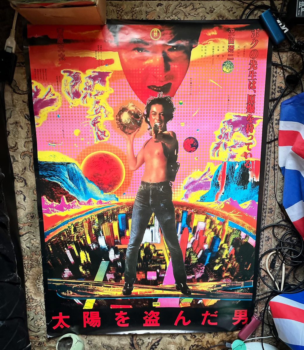 このポスター、デカすぎて部屋で広げるの大変。B1パネル買うか〜。この