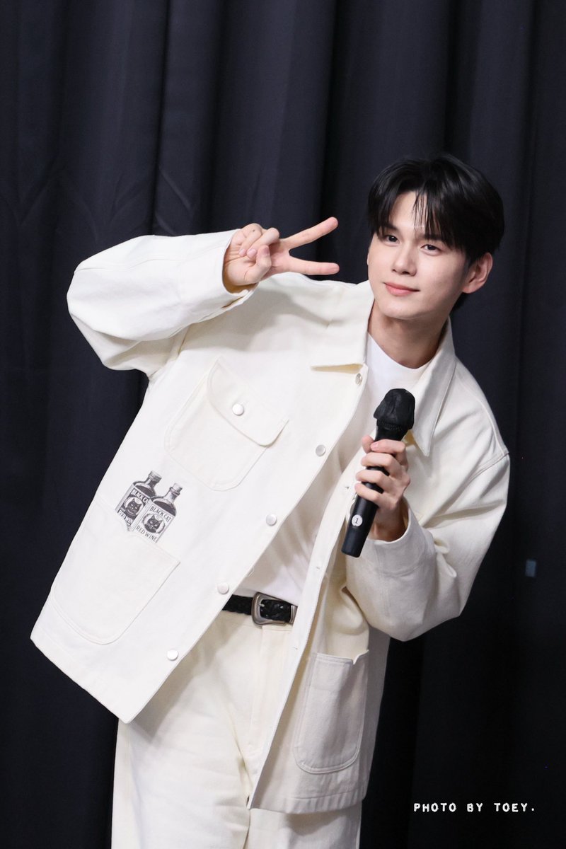 photobytoey's tweet photo. เลือกสีชุดมาถูกต้องมาก ✅

#องซองอู 
#OngSeongwu 
#옹성우
#photobytoey https://t.co/cAqbSTt6RU