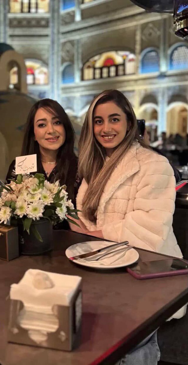 #نیوشا_نخعی و #مونا_نخعی
سه هفته ی پیش ماموران سپاه ساعت ۲ شب به خونه شون حمله می‌برند و به جرم حضور ماشینشون در خیابان در شب ۱۸ دی، دستگیرشون میکنند. از آن موقع هیچ خبری از این دو‌خواهر در دست نیست.
#iransilentexecusions 
#IranMassacre