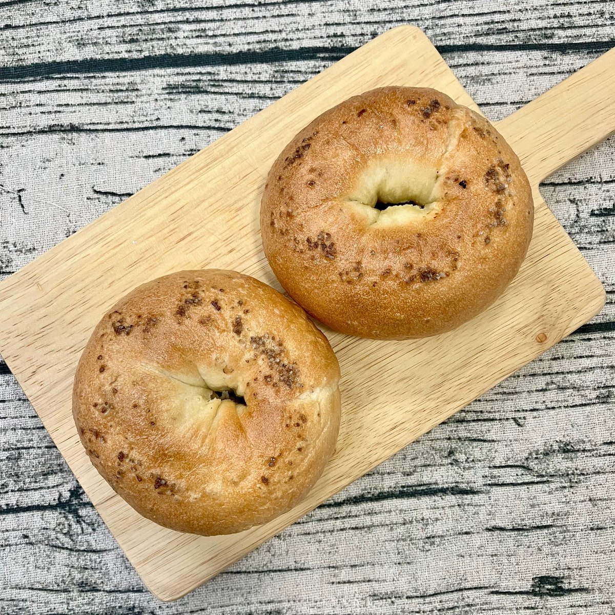 塩バター

兵庫県産の小麦粉を使用した生地でフランス産発酵バターを包み込んでいます。引きが強いもちもちベーグルは、トッピングのブレンド塩が風味豊か。レンジで温めてからオーブントースターでリベイクするのがおすすめです。

wkobe.jp/bread/20260202/

#本日のパン