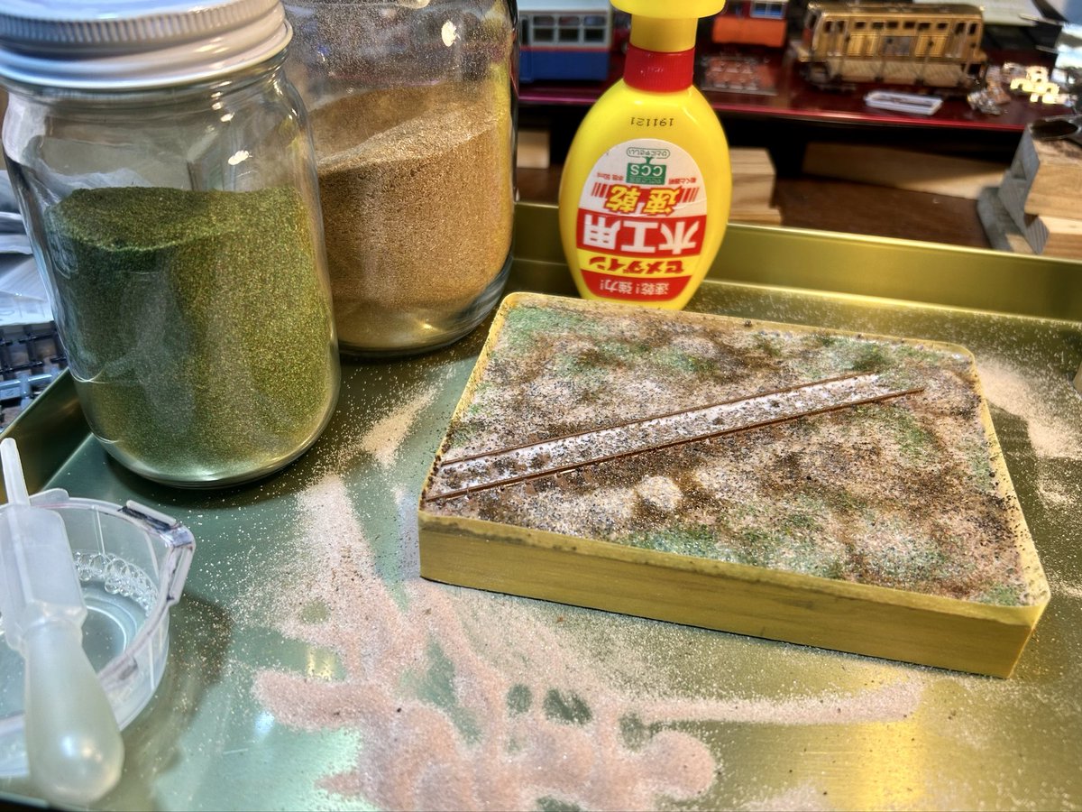 SugiTennensui's tweet photo. ハガキくらいの車両展示用ジオラマを4日で作った♪
イメージは田舎車庫の車止め https://t.co/mDNbbZKUNY