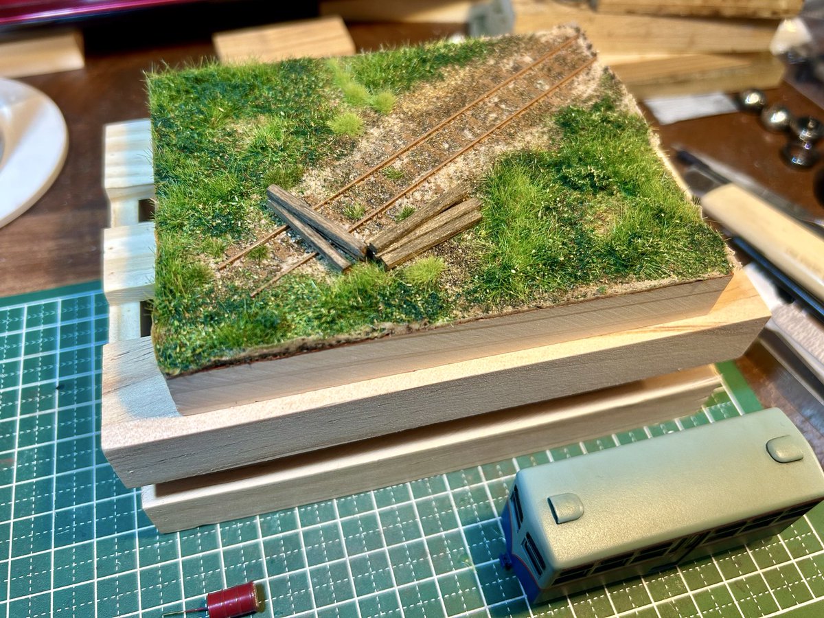SugiTennensui's tweet photo. ハガキくらいの車両展示用ジオラマを4日で作った♪
イメージは田舎車庫の車止め https://t.co/mDNbbZKUNY