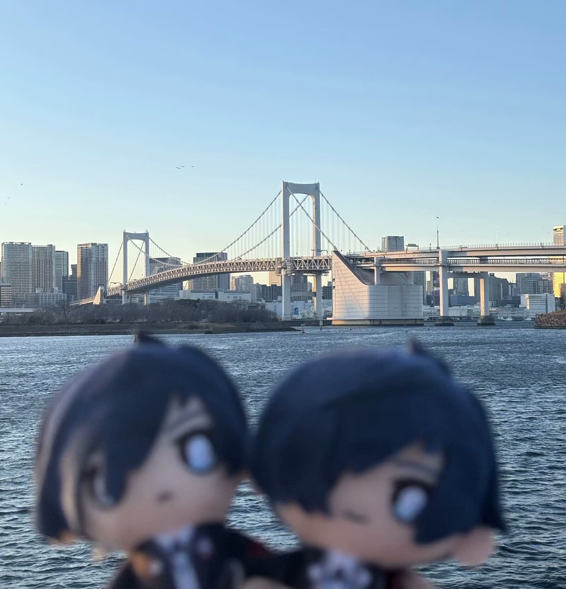 #P3Rここが好き
P3Rには実在のロケ地もあるので、聖地巡礼でゲーム内の景色を実際に巡るのもおすすめです。主人公が人工島へ通学する電車に乗るのは、まるで物語が終わった後も彼にまつわる記憶を追いかけているような……
そんな独特な体験を、皆さんもぜひ味わってみてください。