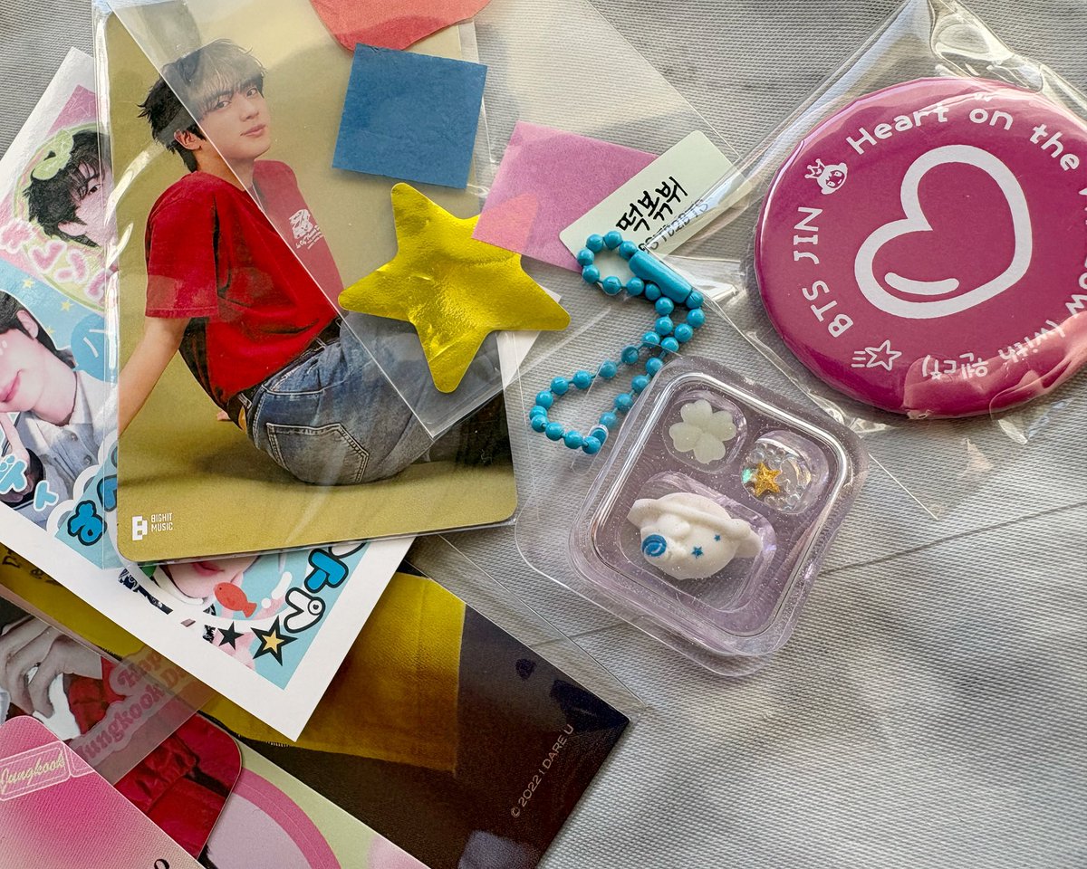 GDA 투표 인증 이벤트에 당첨됐다는 걸 이제야 전하네요!
런석진 앙콘에서 볶뷔님이 키링 나눔하시는 거 보고 너무 부러웠는데(전 앙콘에 못 가서요)
이렇게 받게 될 줄은 정말 몰랐어요 ㅠㅠ
너무너무 귀엽고 감사합니다💜
그리고 다시 한 번 석진아 인기상 수상 축하드려요🎉
<a href="/BstB2BTS_/">떡볶뷔</a>