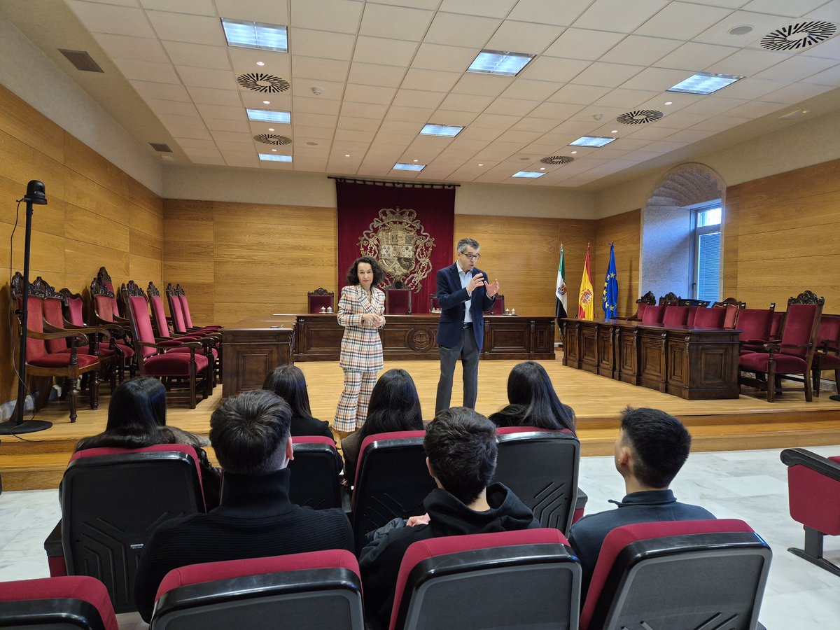 La presidenta del <a href="/TSJEXT/">TSJ Extremadura</a> y el Fiscal Superior de la Comunidad Autónoma de Extremadura reciben a los alumnos de las prácticas externas de la Facultad de Derecho de la <a href="/infouex/">UEx</a>.