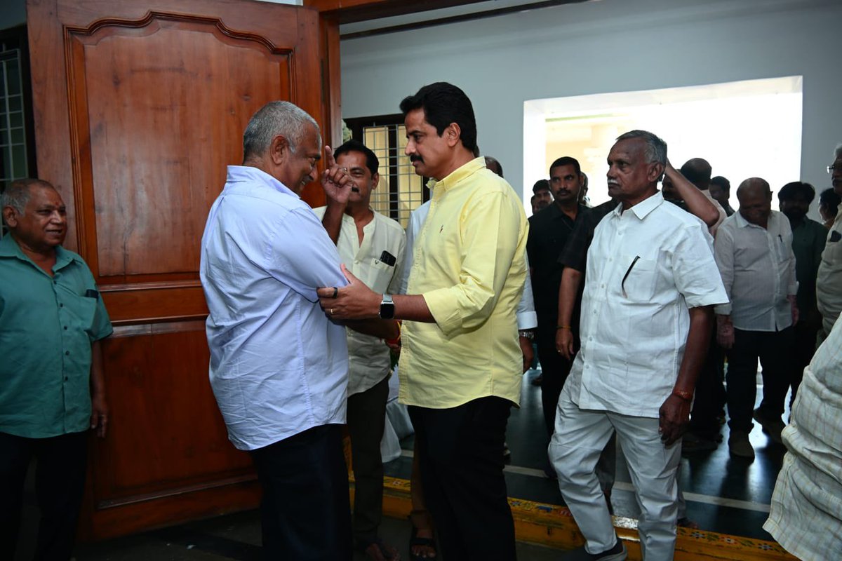 RKarimilli's tweet photo. ఈరోజు ప్రముఖ బిల్డర్ నందిగం శ్రీ కుమార్ గారి తండ్రి గారు ఆయన నందిగం సురేంద్రమోహన్ ప్రసాద్ గారి పెద్ద కార్యక్రమం సందర్భంగా ఆయనక చిత్రపటానికి పూలు వేసి ఘన నివాళులర్పించి వారి కుటుంబ సభ్యులను పరామర్శించడం జరిగింది.
#ManatanukuManaArimilli #ArimilliForTanuku #TanukuTdp #Arimilli https://t.co/iSkXh8ZVU7