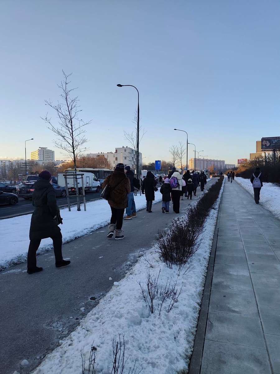 Podobno po 6 rano rozkraczył się na wjeździe Łazienkowskim za Saską Kępą jeden samochód i stoi pół Pragi Południe 😞 Ale pamiętajcie, trzeba koniecznie zwęzić ulice, bo to dla naszego dobra 🙄