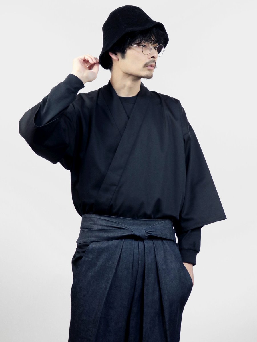 黒のレイヤードでアクティブな和服スタイル。
ハットやスニーカーも黒で統一することで和服らしいシルエットが残ります。

#チノばかま
HITOIKI
hitoiki-online.shop