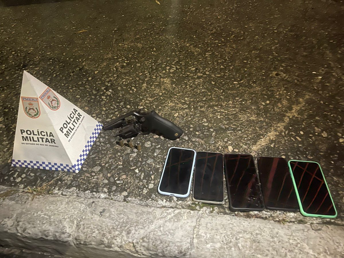 PMERJ's tweet photo. Policiais do #20BPM abordaram um veículo em atitude suspeita, no Posto Treze, em Nova Iguaçu, ocupado por dois indivíduos. Durante a revista, foram localizados aparelhos celulares, produto de roubo ocorrido em São João de Meriti. A ocorrência foi encaminhada à #52DP. https://t.co/z0eFhO5fLL