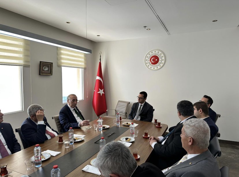 PTBiletisim's tweet photo. Yönetim Kurulu Başkanımız Sn Yahya TOPLU, T.C. Ticaret Bakanlığı İç Ticaret Genel Md. Yrd. Sn Şakir Engin YÜKSEL, Odalar ve Borsalar D. Başkanı Sn Ahmet AKÇINAR ve Meclis Üyeleri ile Dubai Başkonsolosumuz Sn Onur ŞAYLAN ve Ticaret Ataşemiz Sn Hacı Hasan KAYGISIZ’ı ziyaret etti. https://t.co/3Ffl24uvDI
