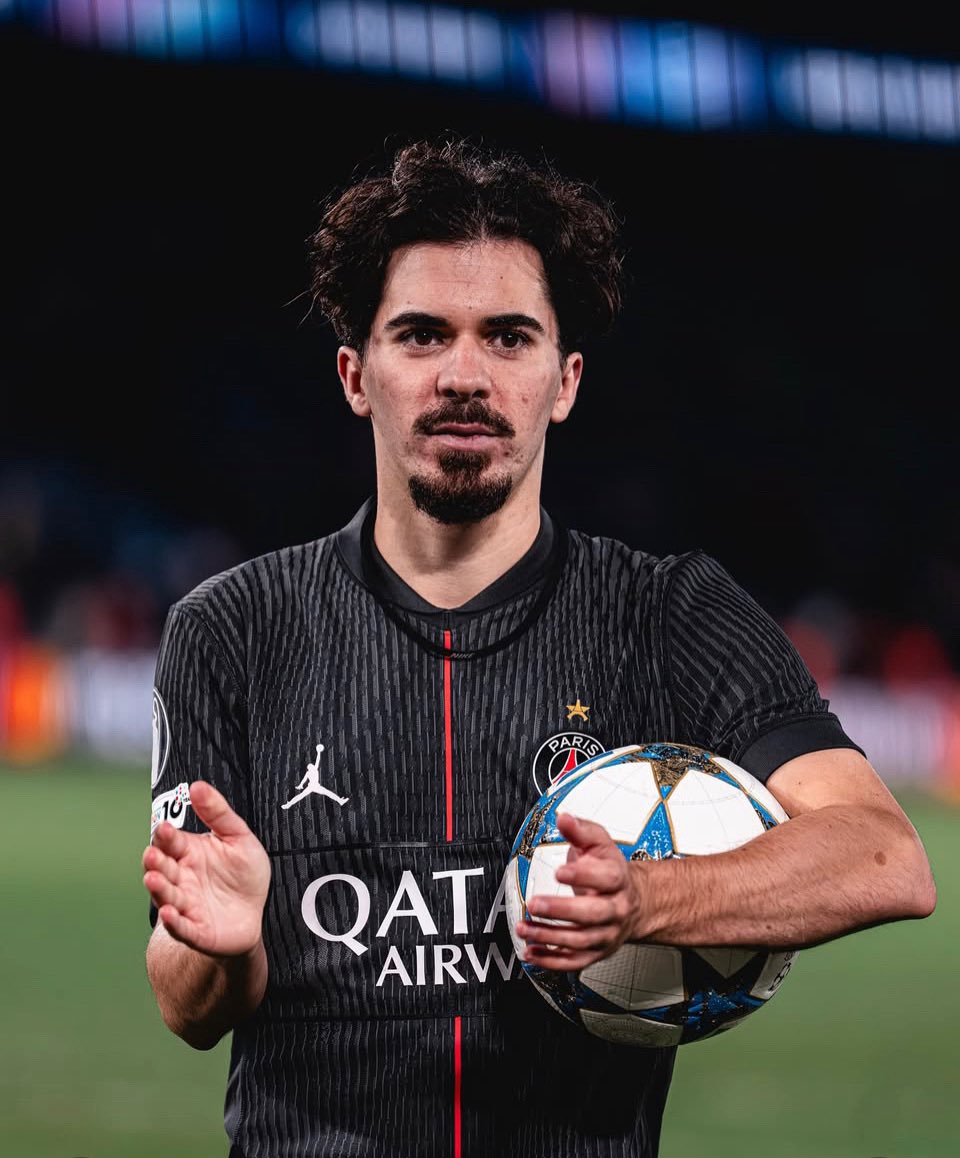 Dro 🇪🇸 : 

"Vitinha fait parti des joueurs que j’admire. C’est l’un des meilleurs joueurs du monde, on l’a vu la saison passée." ✨

(PSGTV)