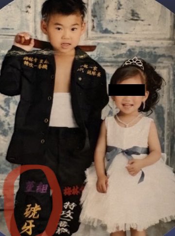 0915_taka_'s tweet photo. おーいw品田くんのパパ見てるー？？w

昨日コレコレさんの配信で嘘ついてエクストリーム擁護しまくりやがってw

小学校低学年にこんな格好させて写真取る奴が〝就労支援の仕事してるから反社じゃない〟だと？？ww https://t.co/9Rh0RvZRUE