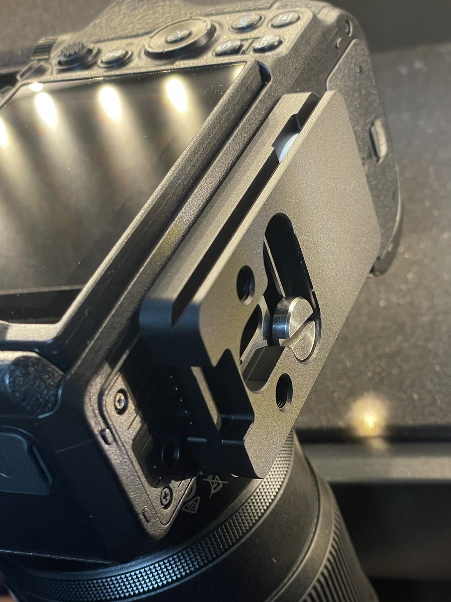 JJCのエアタグが仕込めるアルカスイスプレートZ6に付けた、ピッタリ