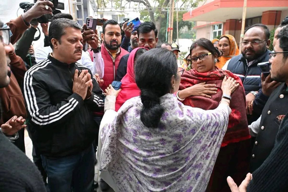 JPRC_TMCP's tweet photo. রাজধানীতে দিদির গর্জন 🔥
দিল্লির চাণক্যপুরীর বঙ্গভবনে SIR প্রক্রিয়ায় ক্ষতিগ্রস্ত পরিবারগুলোর পাশে দাঁড়ালেন মাননীয়া মুখ্যমন্ত্রী মমতা বন্দ্যোপাধ্যায় ও মাননীয় সংসদীয় দলনেতা শ্রী অভিষেক বন্দ্যোপাধ্যায়। https://t.co/prOHQXWat7