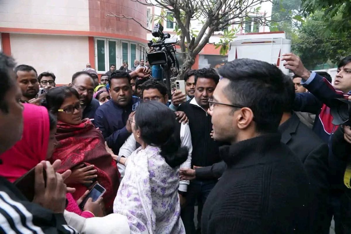 JPRC_TMCP's tweet photo. রাজধানীতে দিদির গর্জন 🔥
দিল্লির চাণক্যপুরীর বঙ্গভবনে SIR প্রক্রিয়ায় ক্ষতিগ্রস্ত পরিবারগুলোর পাশে দাঁড়ালেন মাননীয়া মুখ্যমন্ত্রী মমতা বন্দ্যোপাধ্যায় ও মাননীয় সংসদীয় দলনেতা শ্রী অভিষেক বন্দ্যোপাধ্যায়। https://t.co/prOHQXWat7