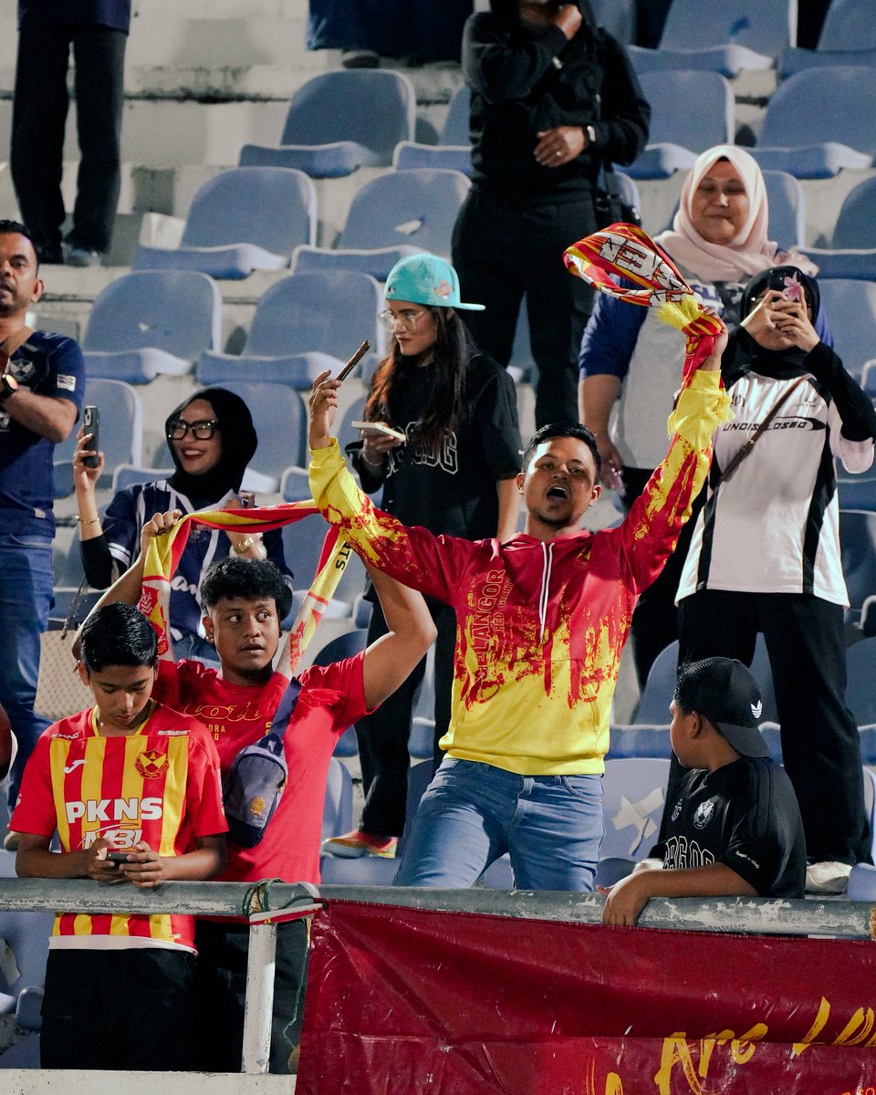 selangorfc's tweet image. 🙌 Terima kasih buat semua penyokong #GergasiMerah yang hadir ke Stadium Sultan Mizan Zainal Abidin malam tadi untuk menyaksikan perlawanan #TERSFC.

🫡 Semoga selamat tiba ke destinasi masing-masing.

📄 Baca reviu penuh perlawanan #LS17 melalui pautan di bio kami. 🔗

Dibawakan