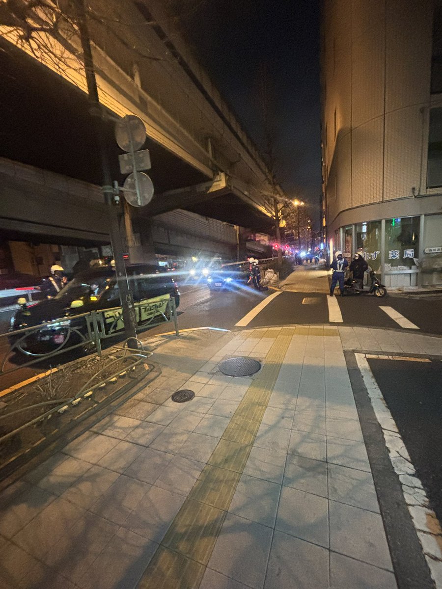R431732385497's tweet photo. ここで左走ってたら捕まった
17:00〜19:00バス専用らしい

取締受けてる間に他の人も
どんどん捕まえてる
みんな気をつけて https://t.co/nIeELDh8sU