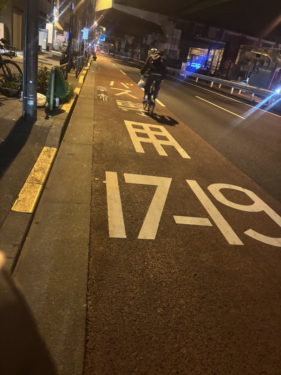 R431732385497's tweet photo. ここで左走ってたら捕まった
17:00〜19:00バス専用らしい

取締受けてる間に他の人も
どんどん捕まえてる
みんな気をつけて https://t.co/nIeELDh8sU