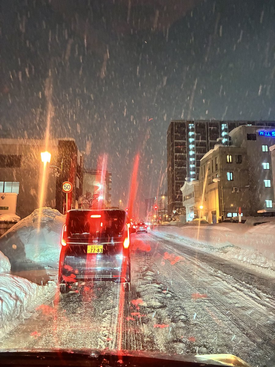 76hikun's tweet photo. 冬道怖いなら運転しないで交通機関使ってもらっていいですか。 https://t.co/3Jh8SxQgN3