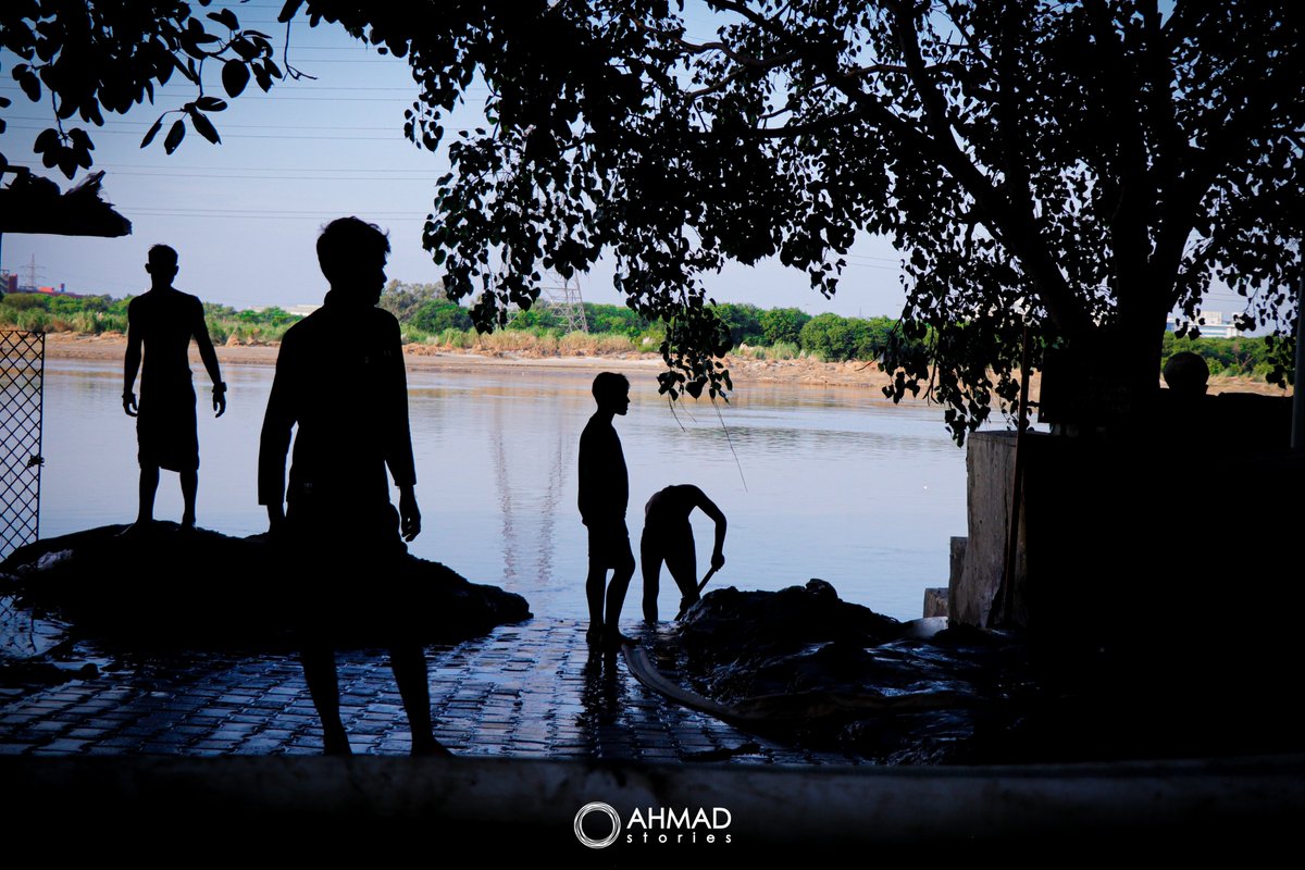 theahmadstories's tweet photo. Shadows of work, Stories of life 👥
.
#ridewithahmad #theahmadstories #yamuna #yamunaghat #connection #delhi #unseendelhi #art #_coi #streets #indiaclicks #everydaystories #streetphotography #dailylifeindi #photography #Photographer #humanmoments #lifeinframes https://t.co/jSVPqay8UY
