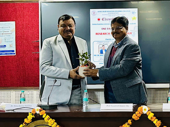 manojpatairiya's tweet photo. Honored to inaugurate ChemCrown Fest at Delhi University ARSD College as Chief Guest, talked “Research isn’t finish unless communicated to stakeholders,” Principal GK Jha Chairs, Anup K Das  JNU Centre of Science Policy Studies talks “Research Ethics,” Rajiv Singh coordinates Q&amp;A https://t.co/JoHnN71WRK