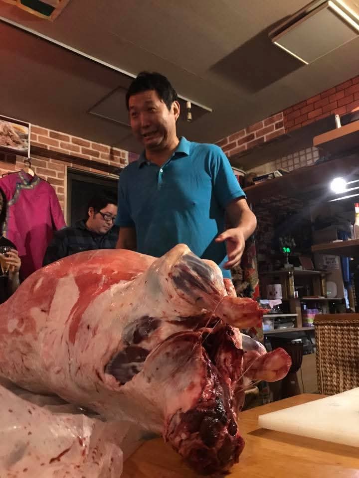 mongol_jp's tweet photo. 医者に「何を食べいますか?」と聞かれ「自分が作る店の料理」と答え、「どうした?」と聞き返したら「健康状況が良すぎる」と褒められましたよ。ワシが作る自慢の健康食事食べに来ません、時々暇です😊羊は魚よりも健康なのかと戸惑う医者に😂 https://t.co/a0LfLszKmt