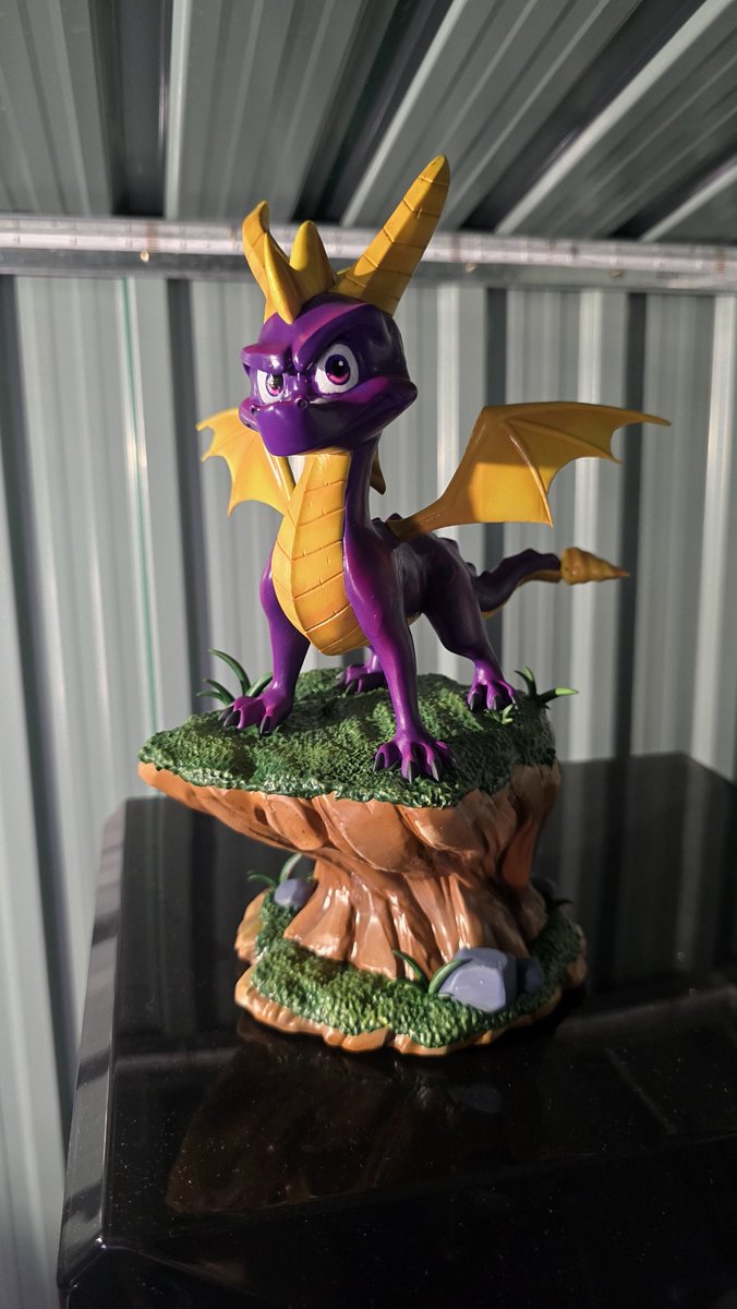 Tengo mi propio spyro impreso en resina y pintado por mi, ya es el segundo de la colección infancia!❤️Tenéis todos mis trabajos en instagram🥰
