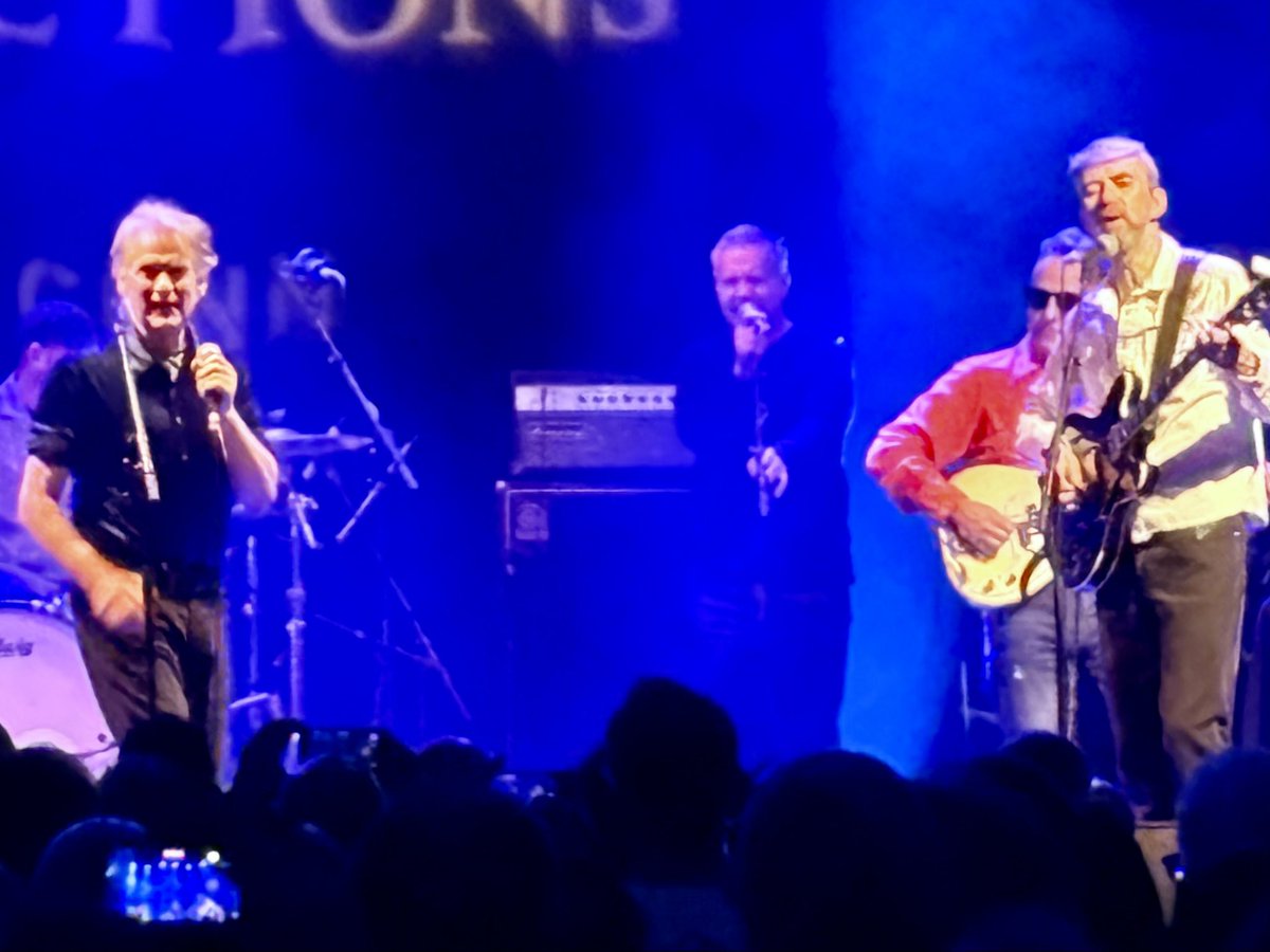 So <a href="/FriendsAgain2/">FriendsAgain</a> had a rather decent backing vocalist on Saturday! <a href="/Lloyd_Cole/">Lloyd Cole</a>